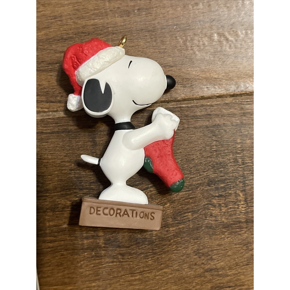 Hallmark Keepsake Ornament A Snoopy Christmas Snoopy #5 in Series 1999 - Picture 7 of 9